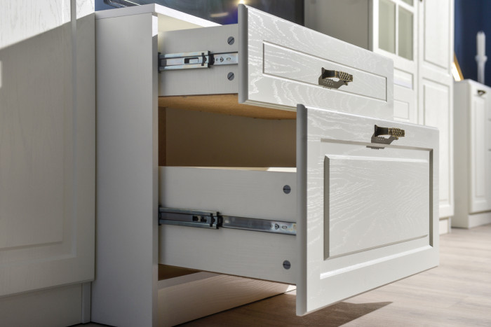 Ливерпуль Тумба, цвет ясень ваниль/белый, ШхГхВ 140х49,3х60,8 см.