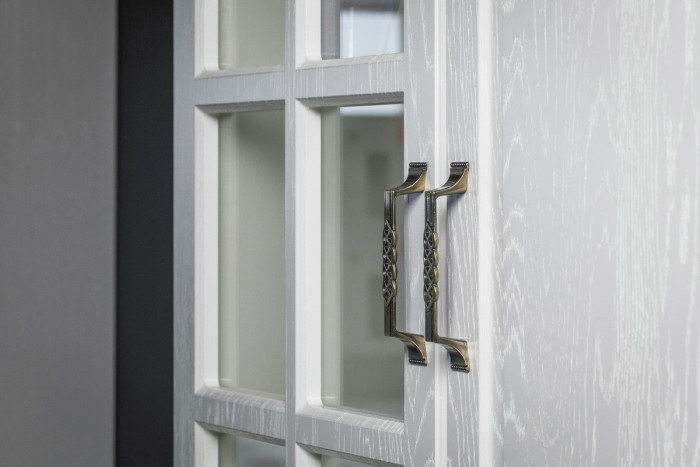 Ливерпуль Шкаф-витрина, цвет ясень ваниль/белый, ШхГхВ 50х41,4х220,3 см., идёт подсветка - спот врезной, универс. сб., подходит карниз 500 #1650022